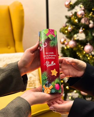 🎁 Podariti PUELLA ni bilo še nikoli lažje in lepše. Zahvaljujoč darilni tubi, ki je bila zasnovana točno za 500 ml...